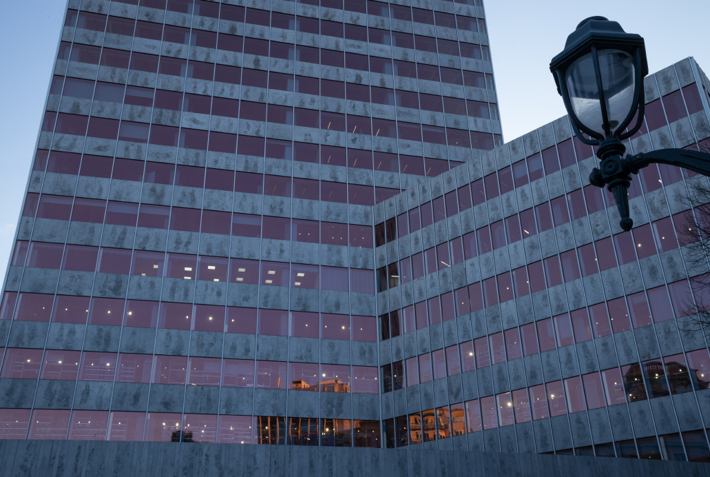 Fotografía de fachada de cerramientos de cristal. Edificio moderno.