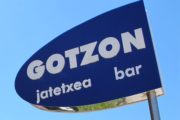 Steel and opaline acrylic pole signage for Gotzon Jatetxea, family-owned restaurant in Bakio.
