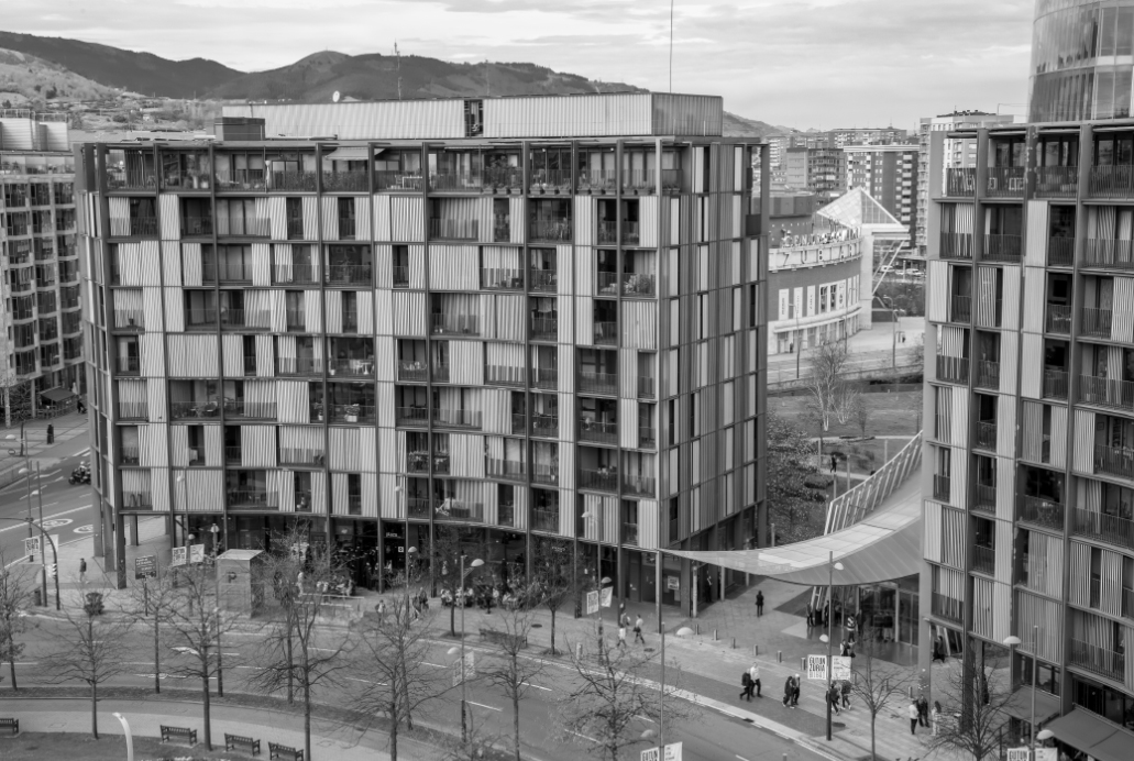 Fotografía monocromo de edificio urbano moderno en Plaza de Euskadi en Bilbao.