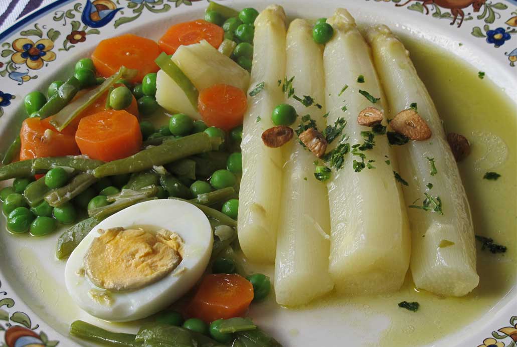 Fotografía de plato de menestra con ingredientes naturales cultivados en el País Vasco.